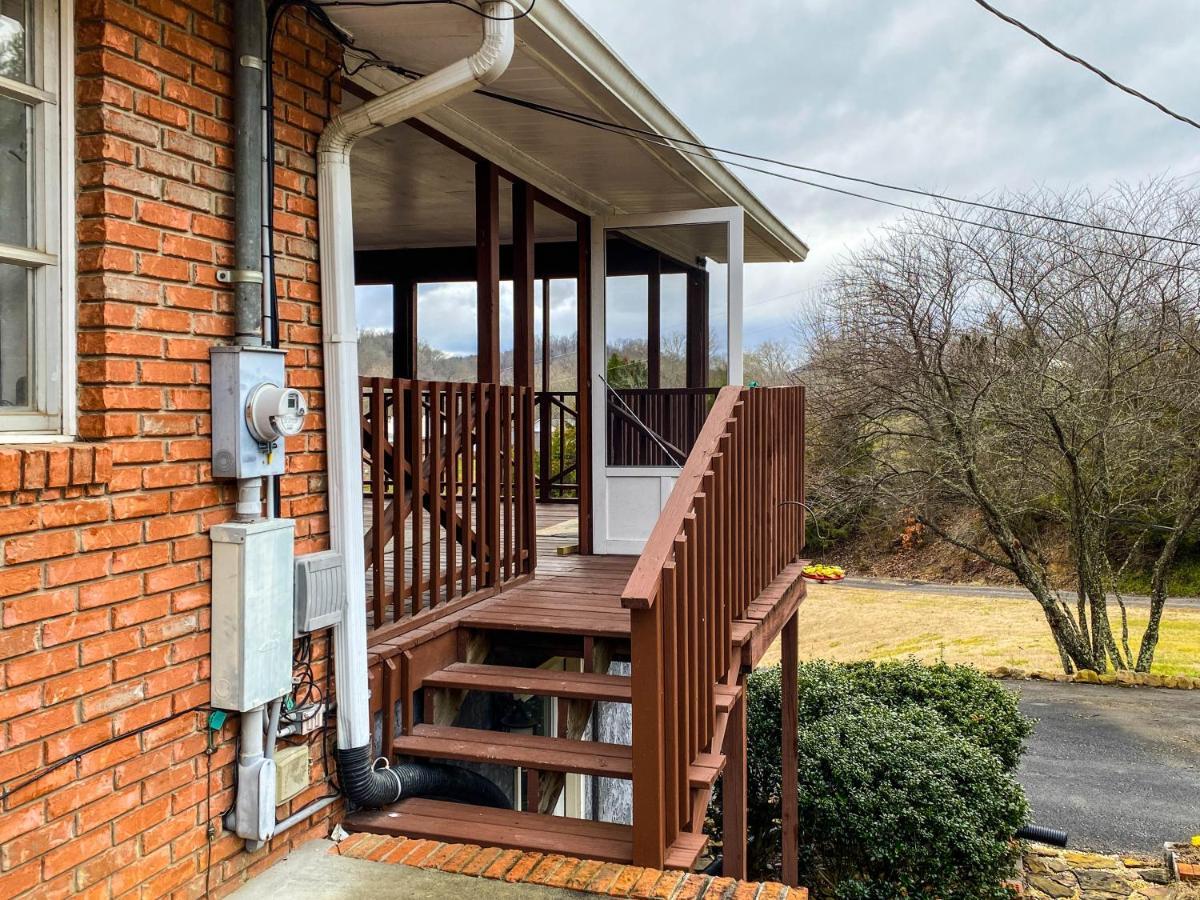 Mid-Century Vintage Brick Ranch Upstairs Guesthouse Sevierville Bagian luar foto