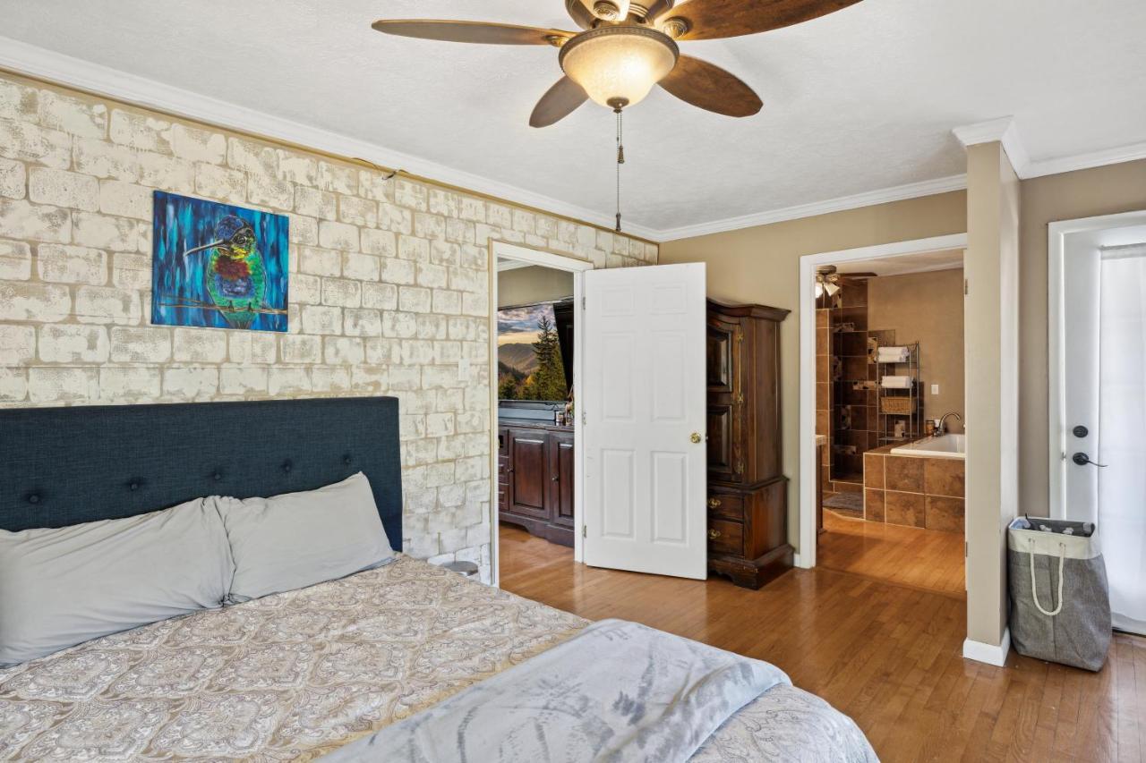 Mid-Century Vintage Brick Ranch Upstairs Guesthouse Sevierville Bagian luar foto