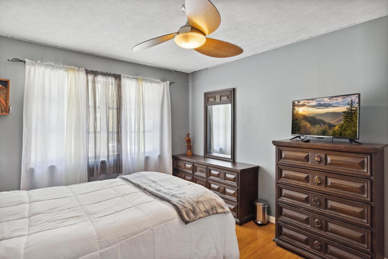 Mid-Century Vintage Brick Ranch Upstairs Guesthouse Sevierville Bagian luar foto