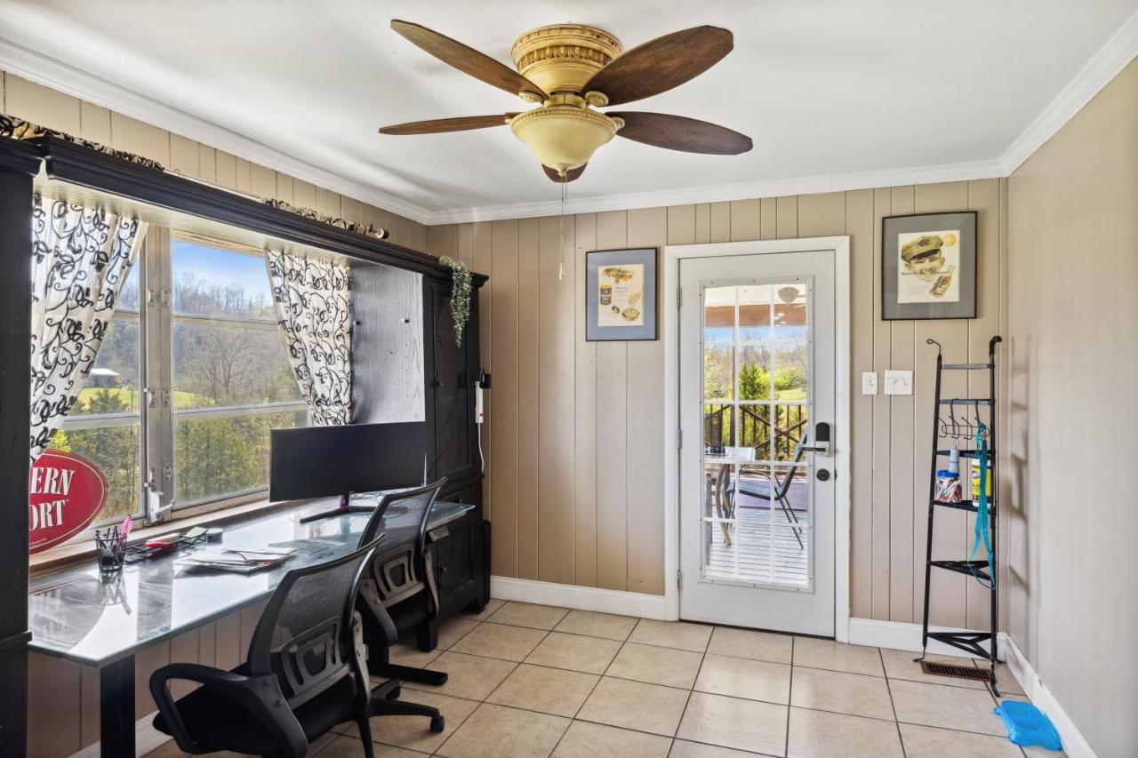 Mid-Century Vintage Brick Ranch Upstairs Guesthouse Sevierville Bagian luar foto