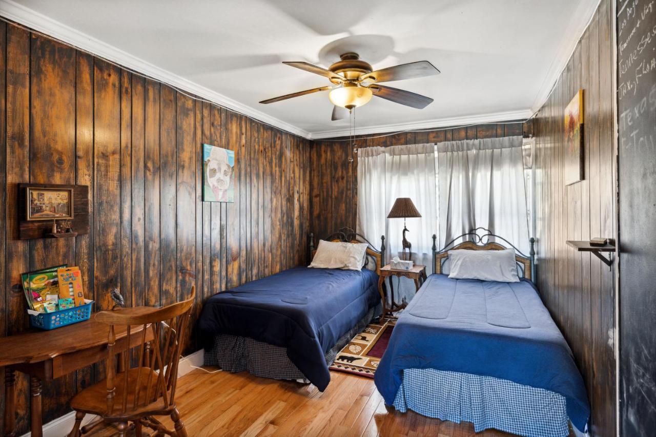 Mid-Century Vintage Brick Ranch Upstairs Guesthouse Sevierville Bagian luar foto