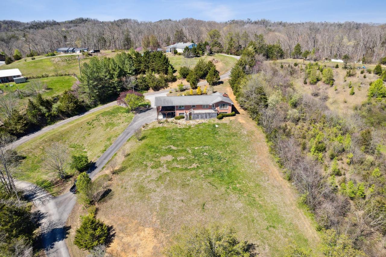 Mid-Century Vintage Brick Ranch Upstairs Guesthouse Sevierville Bagian luar foto