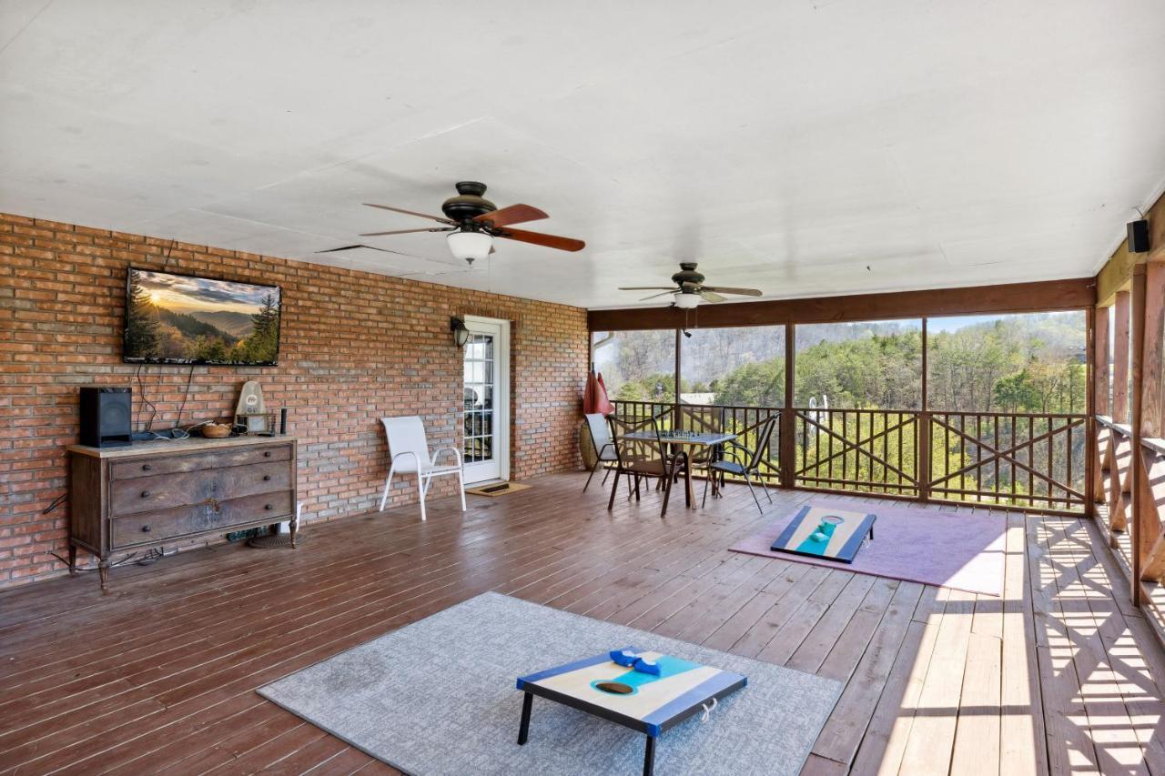 Mid-Century Vintage Brick Ranch Upstairs Guesthouse Sevierville Bagian luar foto