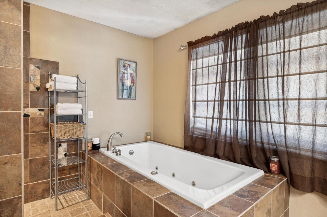 Mid-Century Vintage Brick Ranch Upstairs Guesthouse Sevierville Bagian luar foto