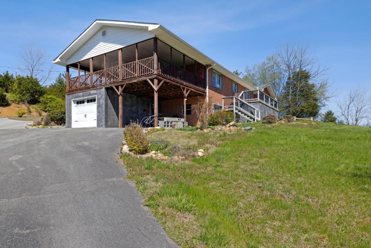 Mid-Century Vintage Brick Ranch Upstairs Guesthouse Sevierville Bagian luar foto