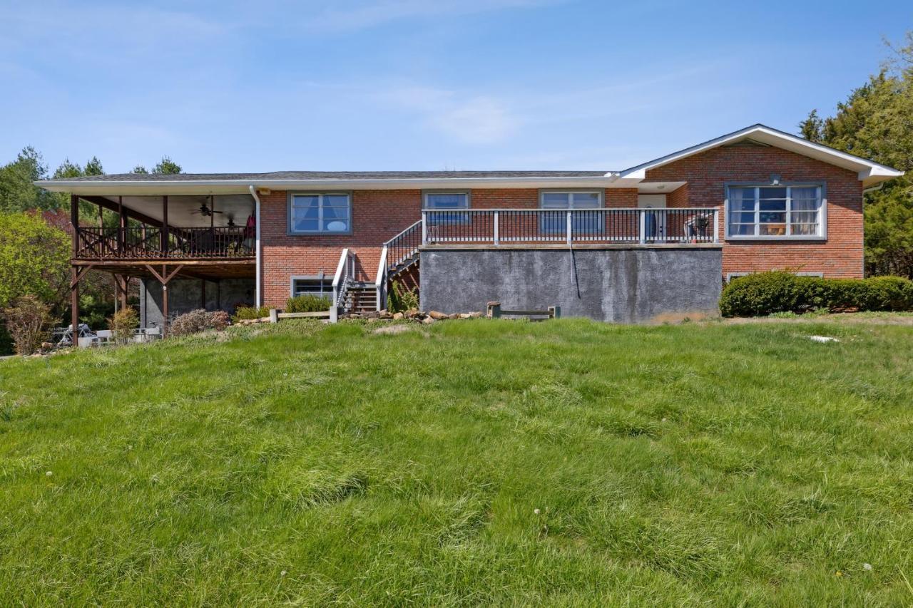 Mid-Century Vintage Brick Ranch Upstairs Guesthouse Sevierville Bagian luar foto