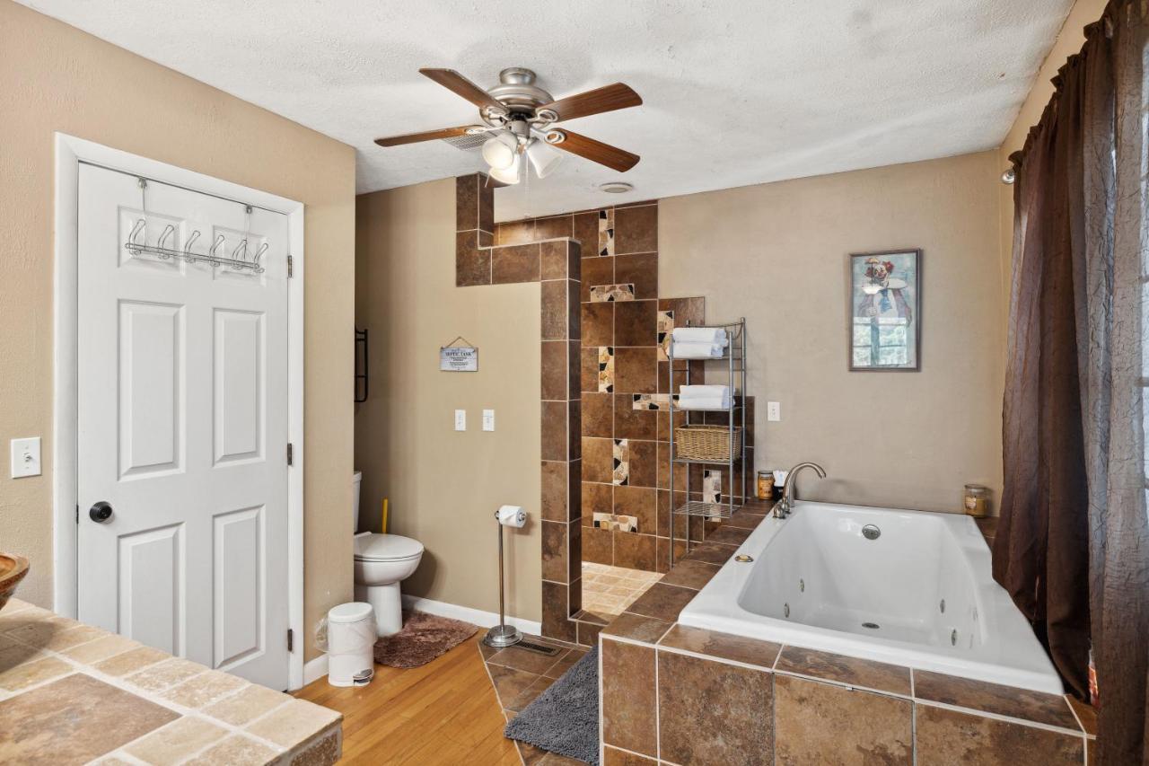 Mid-Century Vintage Brick Ranch Upstairs Guesthouse Sevierville Bagian luar foto